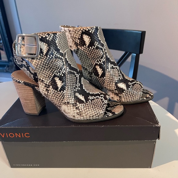 Vionic Shoes - Vionic reptile shoe with box